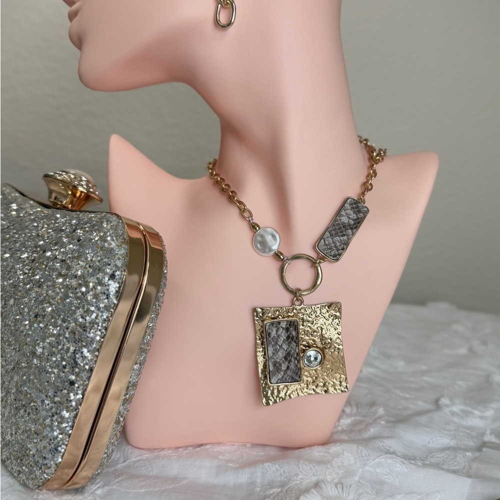 ⚜️❤️🔥 Elegant Gold Necklace With Accents - Picture 3 of 10